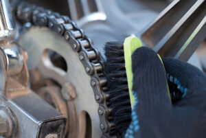 Clean the bike chain with brush